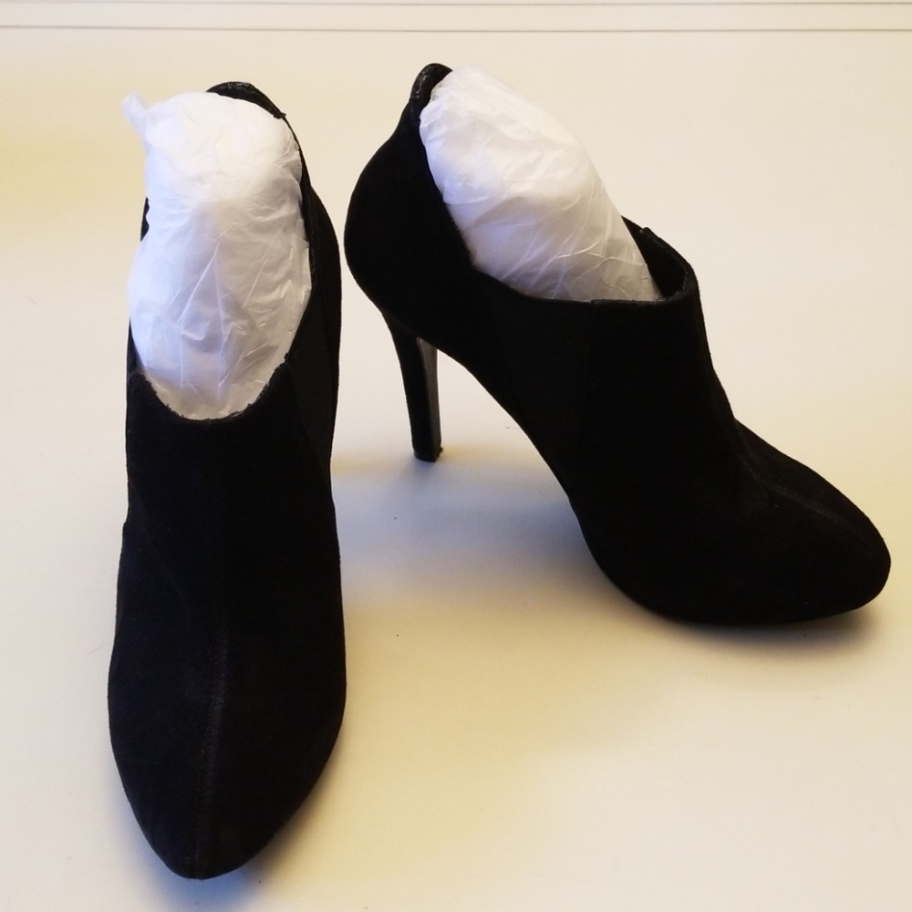 BCBG black suede booties 5" heel sz 8.5